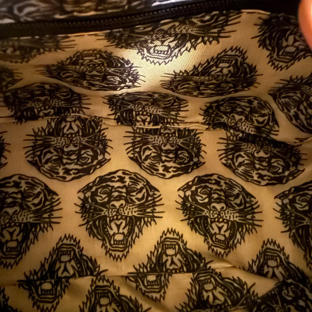 🔥 🐯 ED HARDY Vibrant Skull and Rose Hand Bag. 
NWOT - Picture 6 of 6